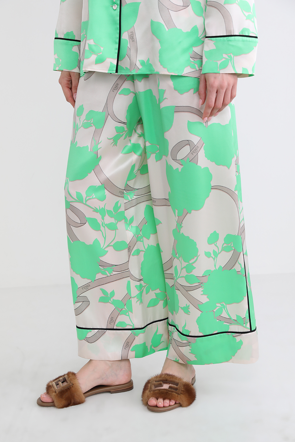 כפכפי עור שטוחים 